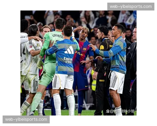 巴萨德比战进攻套路：边后卫内收创造中场人数优势